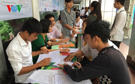 Thí sinh nộp hồ sơ tuyển sinh đại học năm 2015.